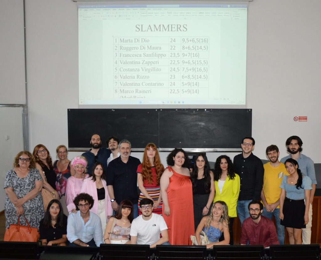 Slammers finalisti, spettatori e giurati in un momento conclusivo della seconda edizione del Torneo Di Poetry Slam tenutosi al Monastero dei Benedettini di Catania
