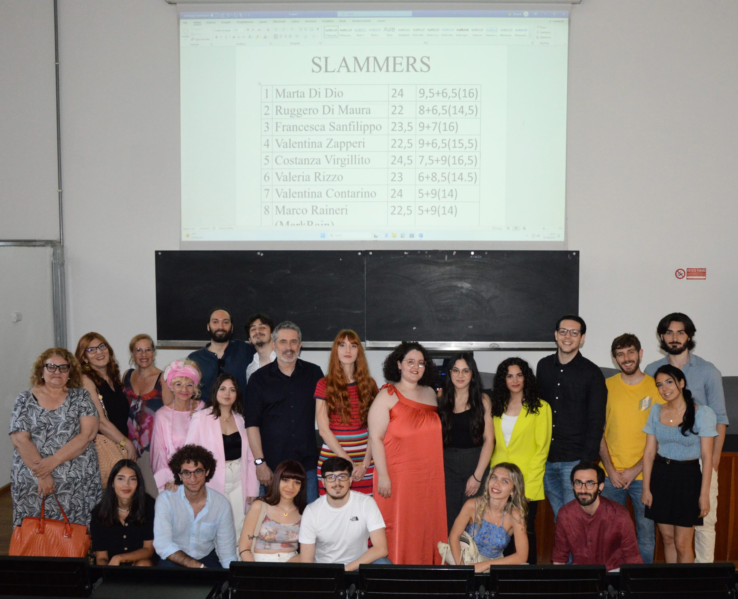 Slammers finalisti, spettatori e giurati in un momento conclusivo della seconda edizione del Torneo Di Poetry Slam tenutosi al Monastero dei Benedettini di Catania