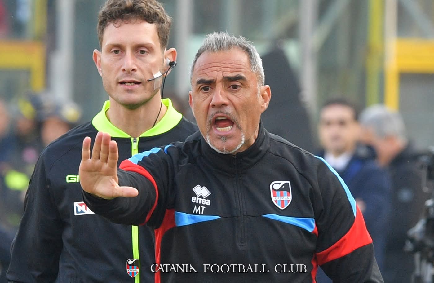 {E adesso andate via, voglio restare solo} = #STRINGHE.16