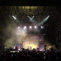 Spettacoli, Concerti: Lucio Corsi incanta Catania, tra poesia rock e visioni surreali.