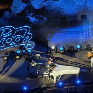 Concerti, Spettacolo: I Pooh, sessant’anni di storia incantano il Teatro Antico di Taormina con una doppia serata.