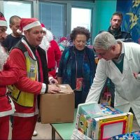 Attualità, Catania: In vista del Natale, tanti doni per i piccoli pazienti dell’ospedale Garibaldi di Nesima da parte del questore di Catania e del moto club Polizia di Stato.