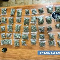 Cronaca, Catania: Trovato con 45 bustine di stupefacente, la Polizia di Stato arresta un 20enne per detenzione ai fini di spaccio.