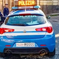 Cronaca, Catania: Fermati a bordo del motociclo con una pistola e due coltelli a serramanico, denunciate due persone.