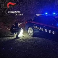 Cronaca, Aci Catena: L’uno lancia la droga dal furgone, l’altro dal balcone: entrambi arrestati dai Carabinieri.