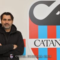 Calcio, Catania, scossa in panchina: Toscano esonerato, la squadra affidata a Viali per l’assalto ai playoff.