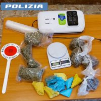 Cronaca, Mascali: Il Cane antidroga Maui scopre il nascondiglio dello stupefacente, 50enne denunciato dalla Polizia di Stato di Acireale.