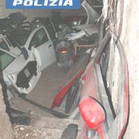 Cronaca, Acireale: La Polizia di Stato di Acireale rinviene un deposito di auto rubate. Indagata una persona.