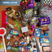 Cronaca, Catania: Commercio illegale di fuochi d’artificio, gli agenti del Commissariato “Borgo-Ognina” sequestrano 3 kg di materiale esplosivo.