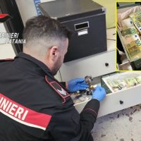Cronaca,Catania: Carabinieri arrestano un dipendente di una nota gioielleria. Rubati 250.000 € in contanti e preziosi per 110.000€.