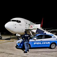Cronaca, Catania: In partenza dall’aeroporto per Londra, ruba da una profumeria, la Polizia di Stato la intercetta e la denuncia.