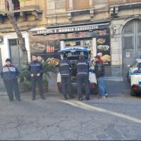Cronaca, Catania: Sanzioni in via Plebiscito per violazioni codice della strada e regole commerciali.