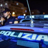 Cronaca, Catania: Riconosce l’uomo che gli aveva rubato il telefono e lo aggredisce, denunciati dalla Polizia di Stato.