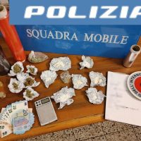 Cronaca, Catania: Trovato con cocaina e marijuana pronte da spacciare, 52enne arrestato a San Cristoforo dalla Polizia di Stato.
