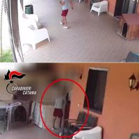 Cronaca, Camporotondo Etneo (CT): Lei dorme ed il ladro arraffa i gioielli: denunciato dai Carabinieri.