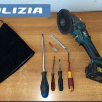 Cronaca, Catania: Agli arresti domiciliari circola con Grimaldelli e Flex, arrestato dalla Polizia di Stato.
