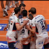 Sport, Pallavolo: La Farmitalia Saturnia retrocede in Serie A2, lo decretano la sconfitta biancoblu a Monza e la vittoria di Taranto a Piacenza.