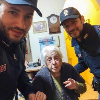 Attualità, Catania: Anziana chiama la Polizia di Stato perché si sente sola, gli agenti vanno casa per farle compagnia.