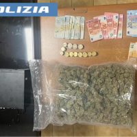 Cronaca, Catania: Arresti per detenzione a fini di spaccio e denunce allo stato libero per favoreggiamento.