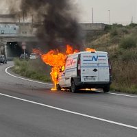 Zona Industriale un mezzo in fiamme soccorso da una guardia giurata