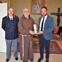 Prima Pagina, Caltagirone (CT): In ricordo delle vittime di Mafia, la Polizia di Stato consegna al vescovo l’olio di Capaci.