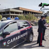 Cronaca, Catania: Abbandonano rifiuti per poi dargli fuoco; due giovani ripresi dalle telecamere e denunciati dai Carabinieri.
