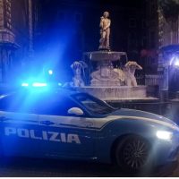 Cronaca, Catania: Entra nella fontana dell’Amenano, arrestato dalla Polizia di Stato per resistenza e minacce a pubblico ufficiale.