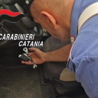 Cronaca, Acireale (CT):Ladri d’auto in azione “disturbati” dai Carabinieri: arrestati un 20enne e un 22enne in trasferta da Catania.