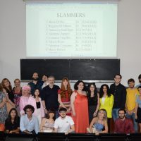 Slammers finalisti, spettatori e giurati in un momento conclusivo della seconda edizione del Torneo Di Poetry Slam tenutosi al Monastero dei Benedettini di Catania
