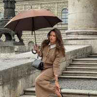 Il Maglione Caffè Latte? L’ultima tendenza che che ricorda le tonalità di una tazza di caffè cremoso